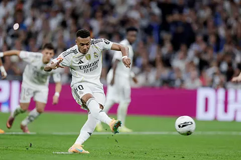 الرابعة بقميص الريال.. مبابي يهدر ركلة جزاء في الكلاسيكو (فيديو)